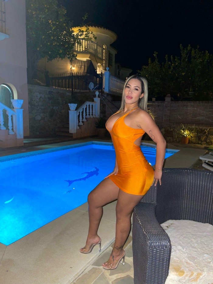 BELLA Y SENSUAL EN PUERTO DE ALCUDIA 24H