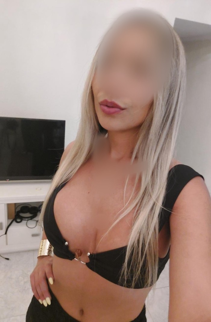 Hermosa jovencita delgada y alta piel canela