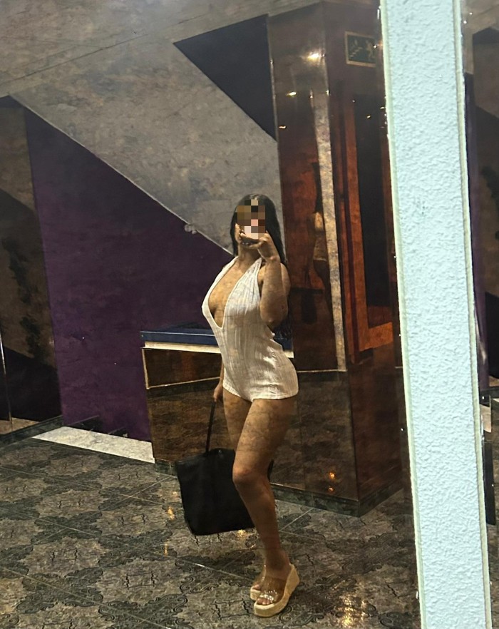 Pasa tu lengua en círculo por mis pezones me pone