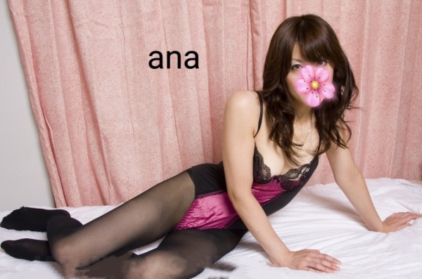 Hermosa y generosa chica asiática