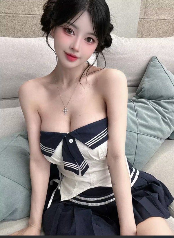 Hermosa y generosa chica asiática