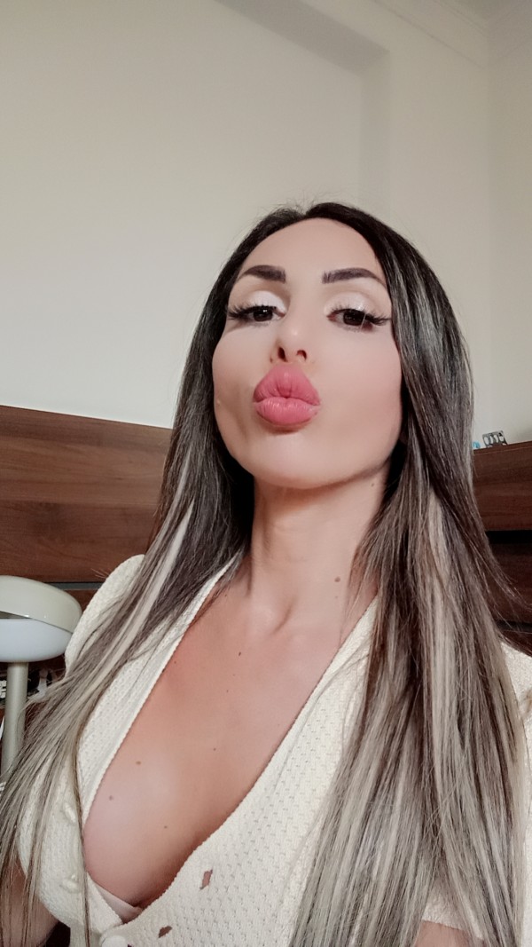 Chica transexual Edurne disponible en cordoba