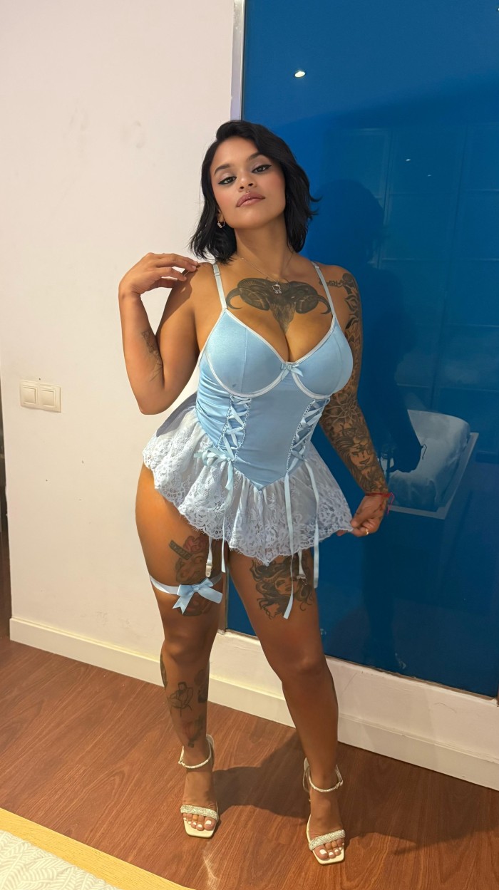 Lily, venezolana tatuada con sexys curvas