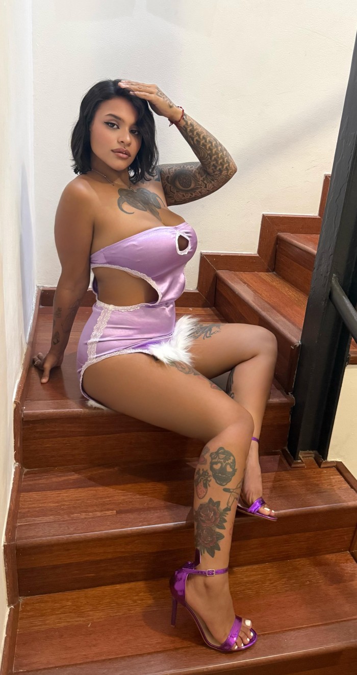 Lily, venezolana tatuada con sexys curvas