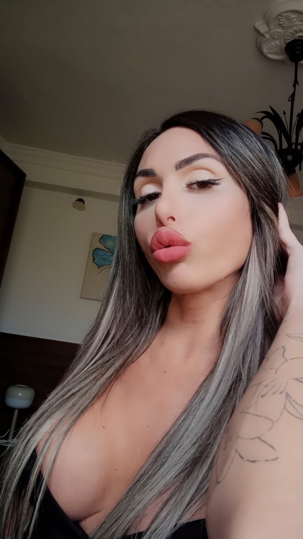 Chica transexual Edurne disponible en cordoba