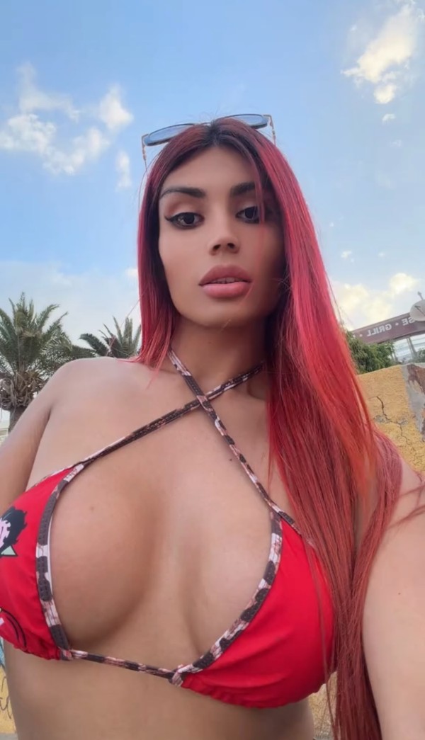 EN LOS CRISTIANOS CHICA TRANS CON GANAS DE FOLLAR