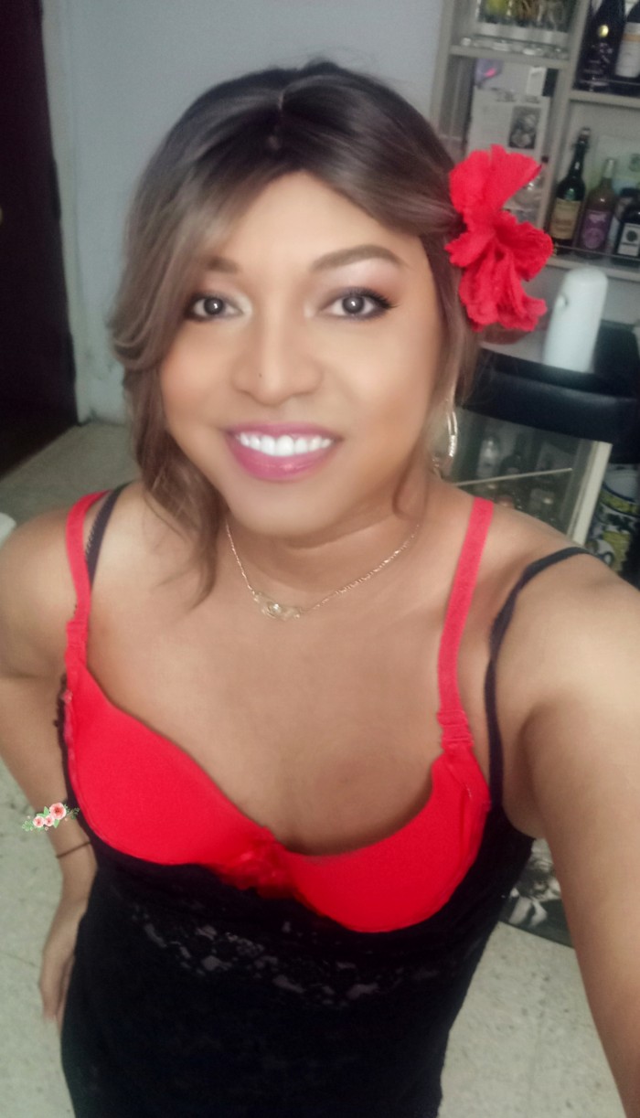 FIESTERA Y MUY COMPLACIENTE