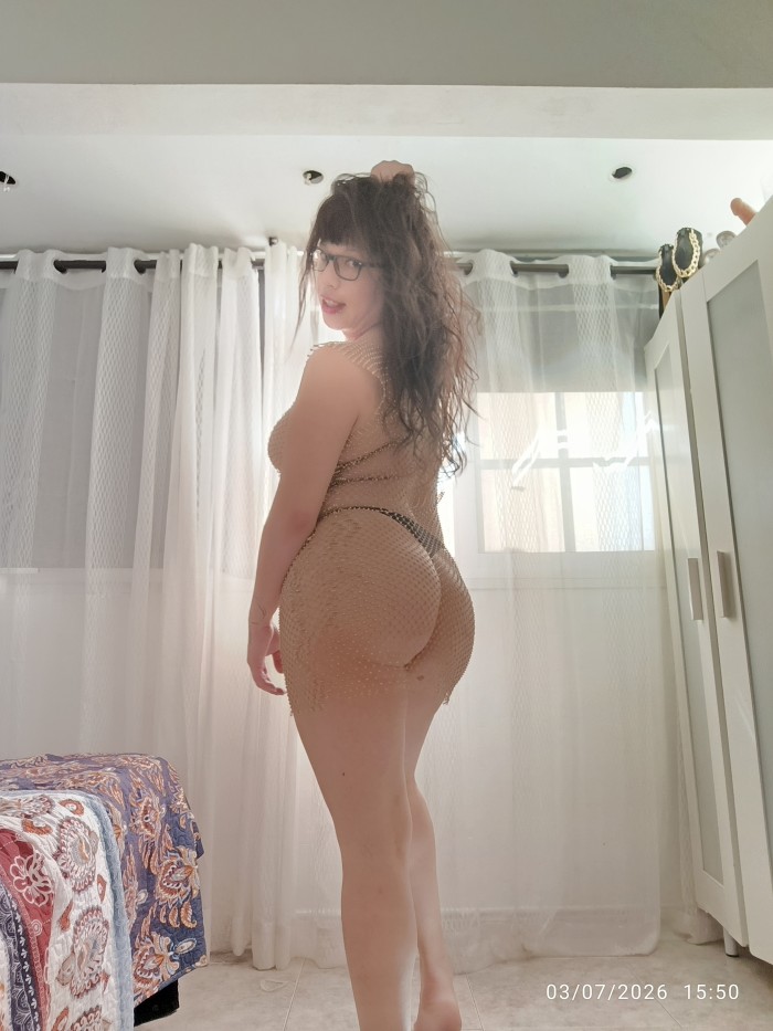 Descomplicada Latina complaciente FIESTERA