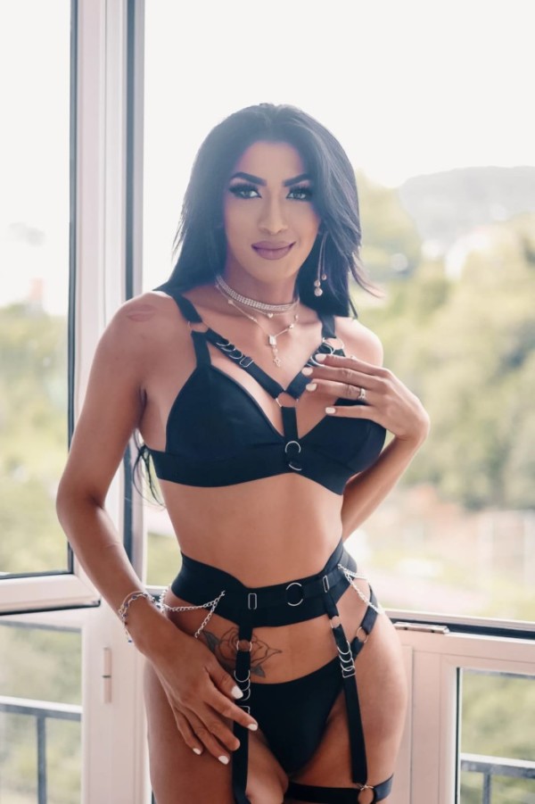 SENSUAL FEMENINA FIESTERA LATINA ENERGÍA DULCE