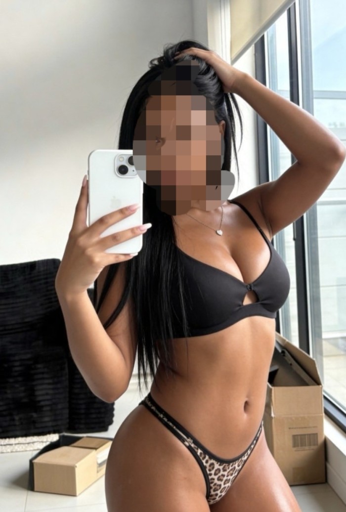 Morenita joven muy guapa primera vez en Lugo
