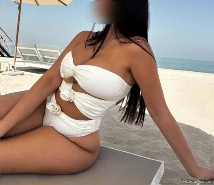 633069742 una mujer divina atenta y complaciente