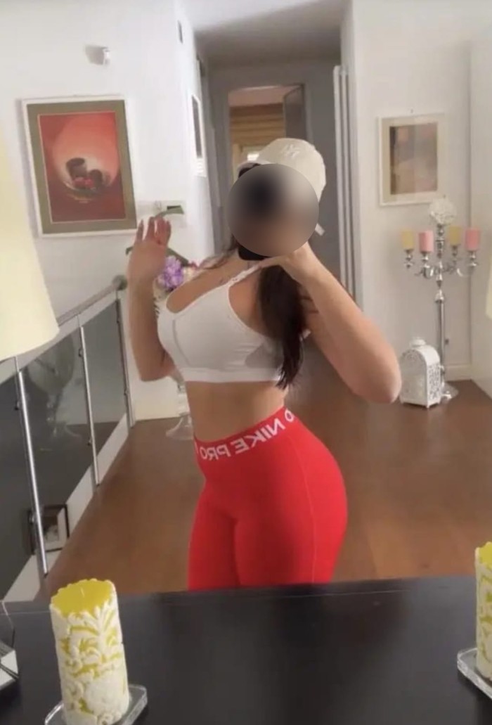 633069742 una mujer divina atenta y complaciente