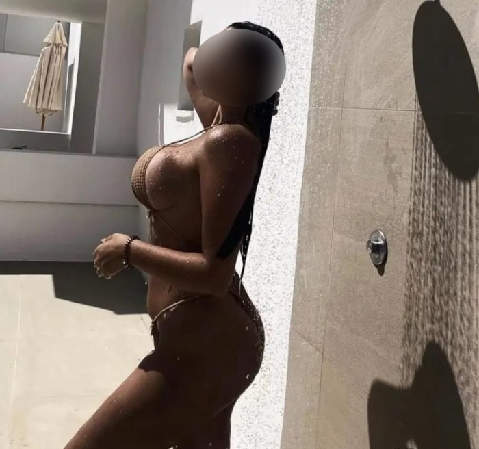 633069742 una mujer divina atenta y complaciente