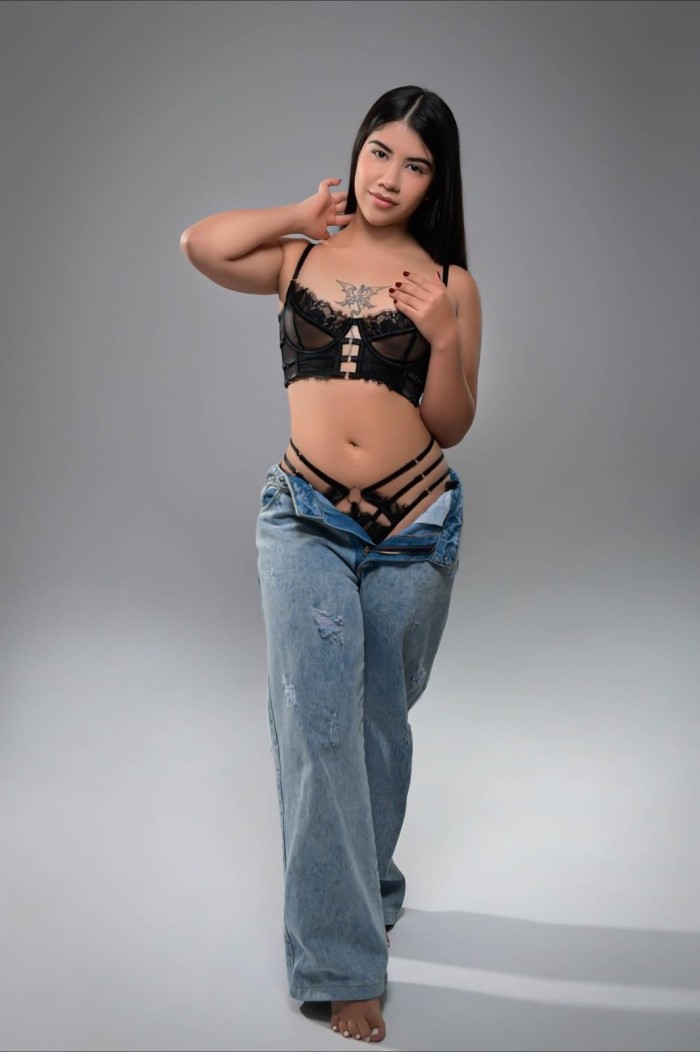ZOE UNA HERMOSA NIÑATA DE 19 AÑOS