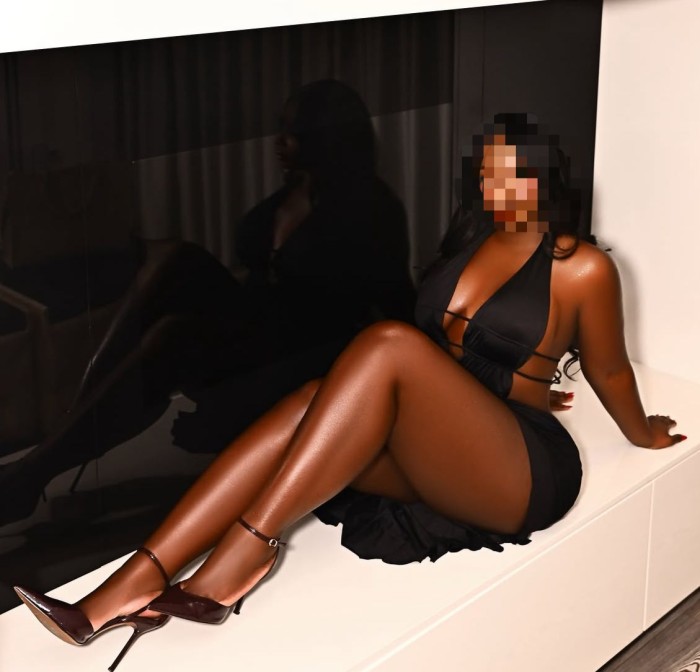 ENCANTADORA MORENAZA CON GANAS DER SEXO A FULL