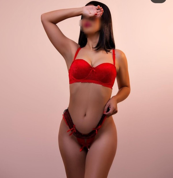 Sofia cariñosa, guapa, nueva en el ambiente.