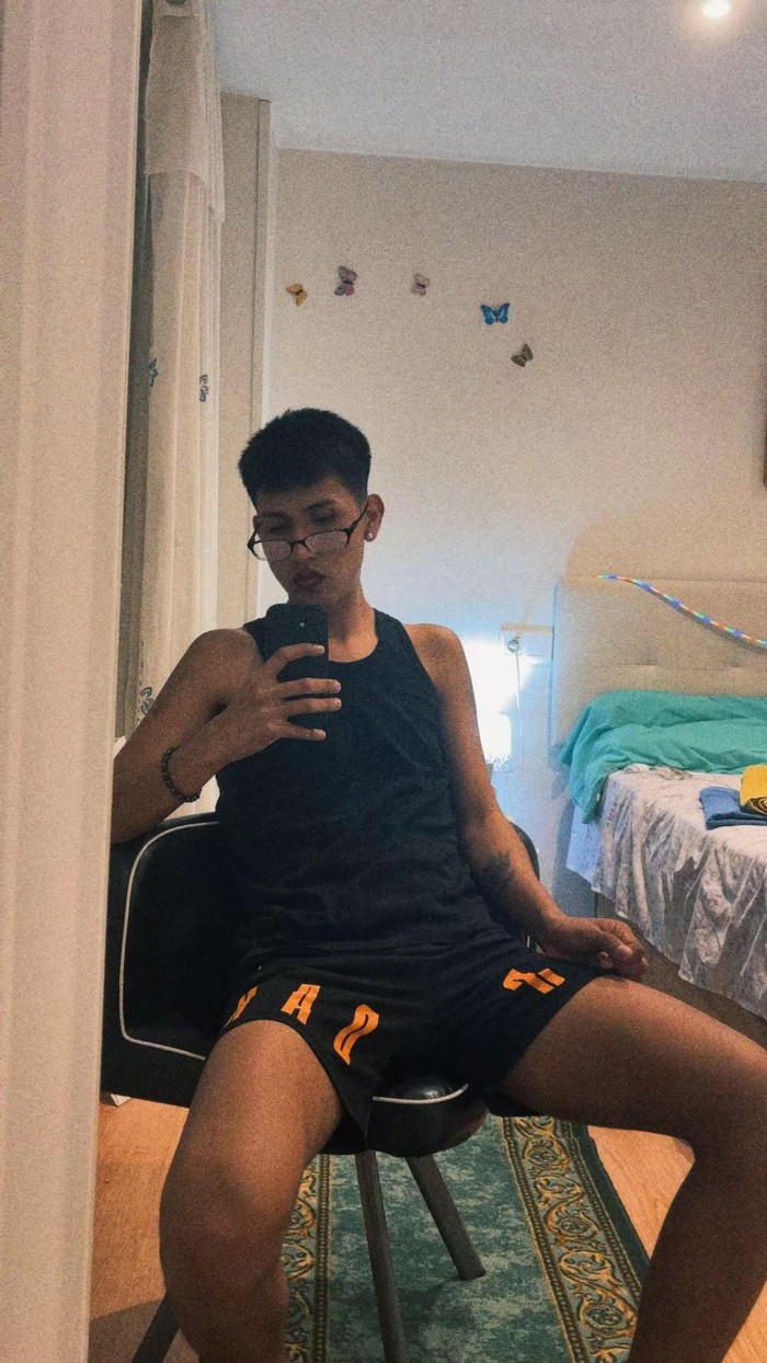 SOLO HOMBRES SENSUAL COMPLACIENTE EN LA VENTILLA