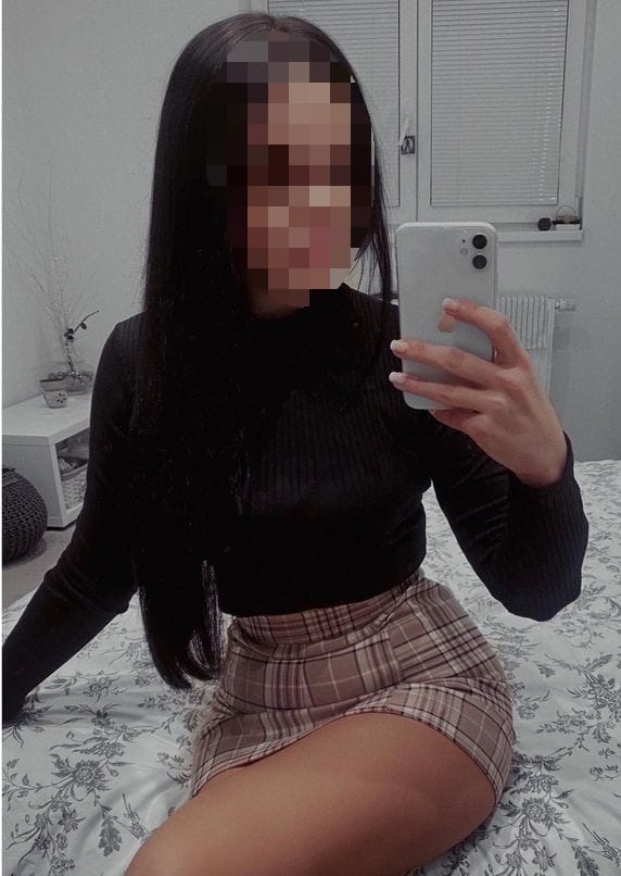 CARA ANGELICAL, CUERPO ESBELTO EN LA CAMA TRAVIESA