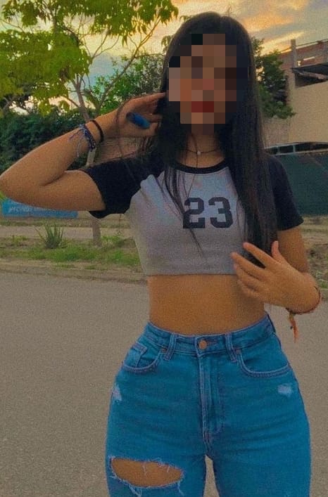 CARA ANGELICAL, CUERPO ESBELTO EN LA CAMA TRAVIESA