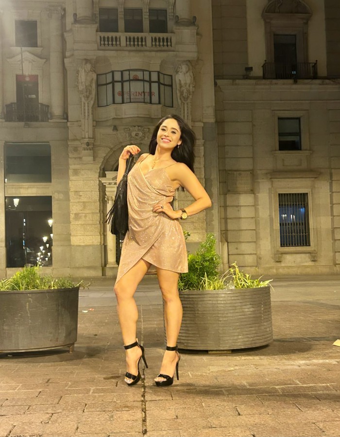 EN LAS FUENTE MUJER DISPUESTA A COMPLACERTE A TOPE