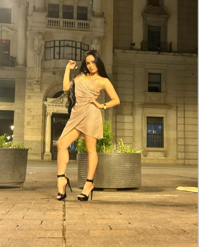 EN LAS FUENTE MUJER DISPUESTA A COMPLACERTE A TOPE