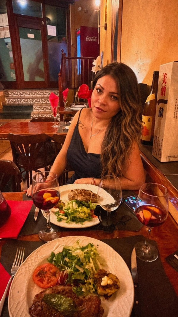 OJOS BONITOS, JOVEN ENCANTANTADORA EN ANDORRA