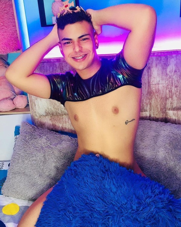 Latinking joven nuevo en la ciudad experiencia mágica