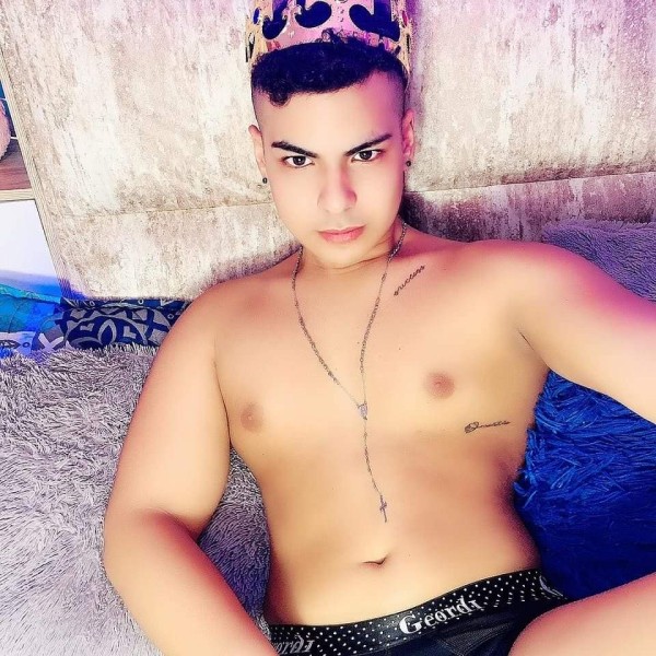 Latinking joven nuevo en la ciudad experiencia mágica