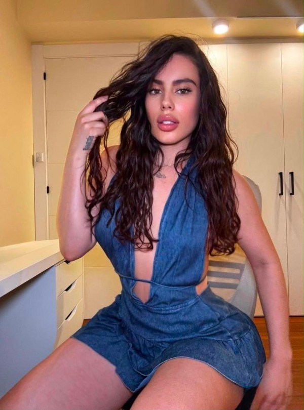 Mamasota sexy y latina nueva en la ciudad! Llámame!