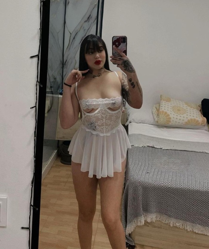 ARDIENTE Y MUY PIJA