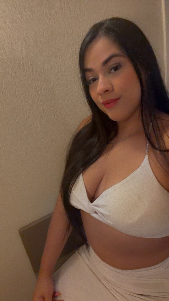 CHICA LATINA CARIÑOSA Y JUGOSA