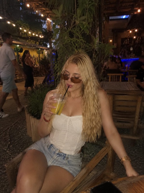 Latina sexy me encanta follar a tope, lencería o desnuda que prefieres?