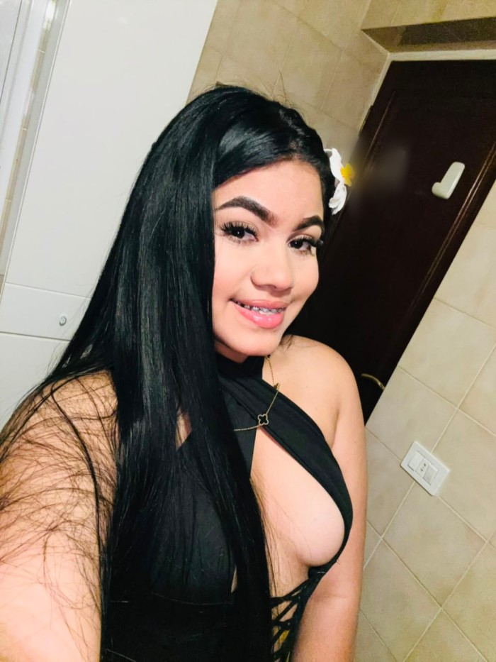 Jovencita encantadora y cercana recién llegada