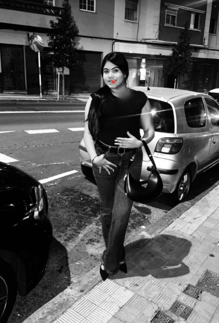Jovencita encantadora y cercana recién llegada