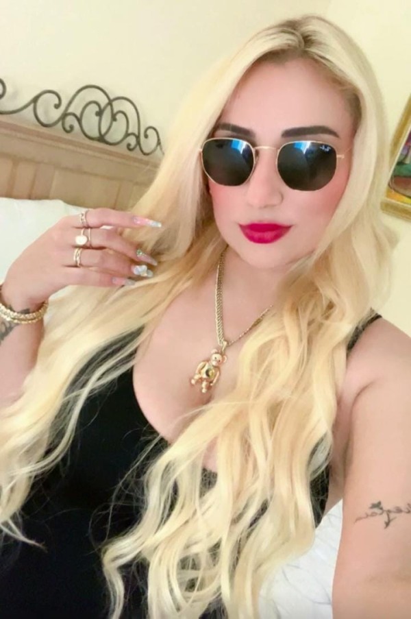 Nuevamente Tiffany morbosa y fiestera