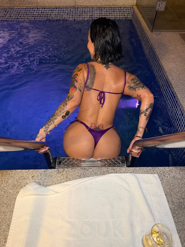 TATUADA ELEGANTE, BUEN CUERPO, EXÓTICA FOTOS REALE