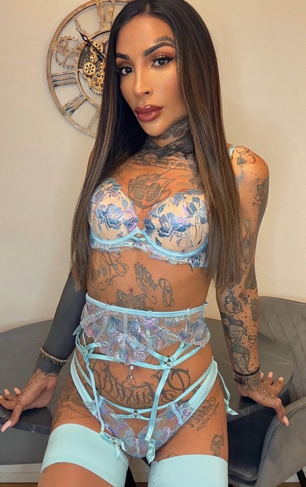 TRANS ESPAÑOLA TODA TATUADA