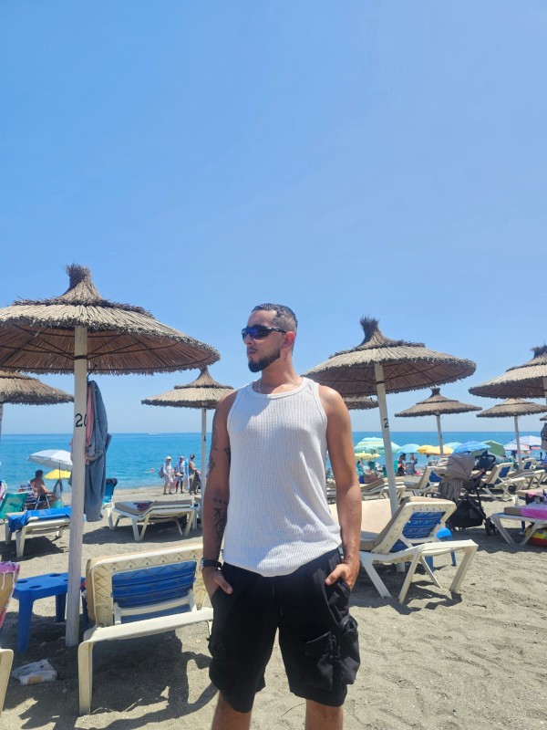 ALI DANYAL 26 años, FUERTE, DIVERTIDO y muy VIGOROSO