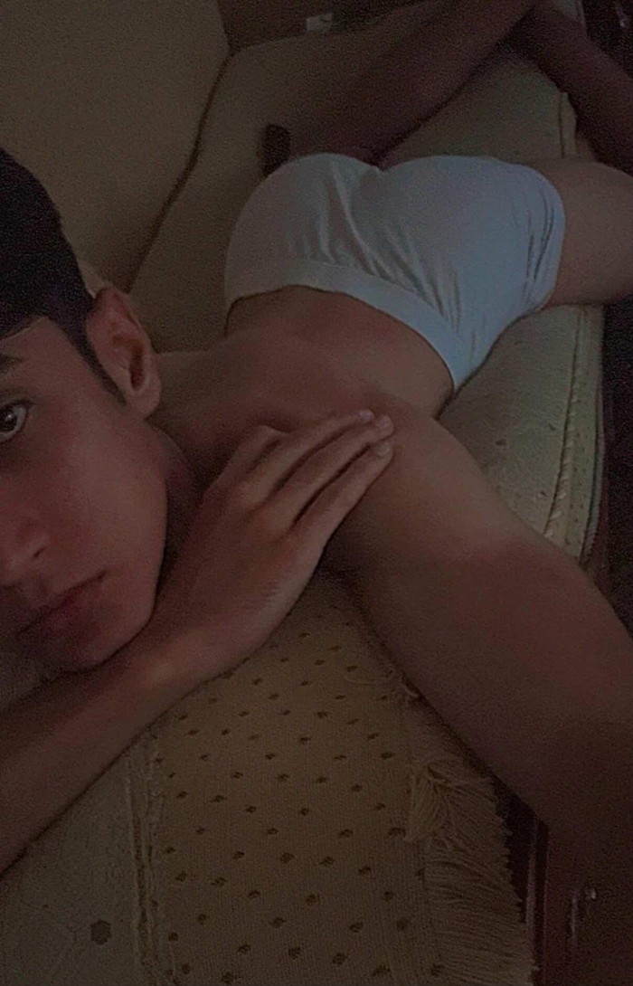 VEN Y PRUEBA ESTE POLLON LATINO CON MUCHO AGUANTE