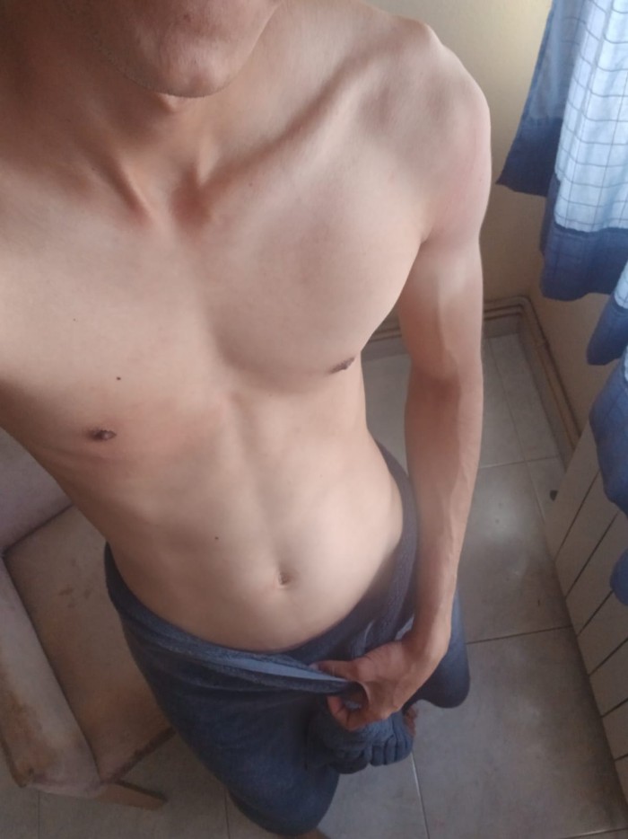 VEN Y PRUEBA ESTE POLLON LATINO CON MUCHO AGUANTE