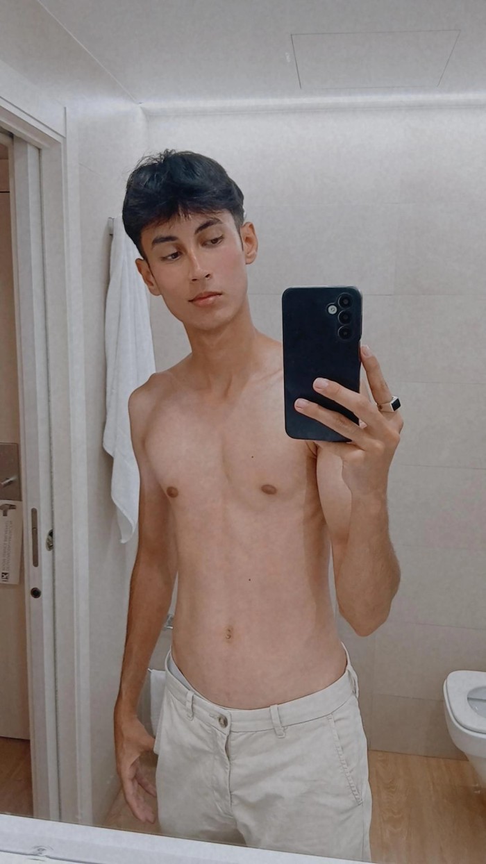 VEN Y PRUEBA ESTE POLLON LATINO CON MUCHO AGUANTE