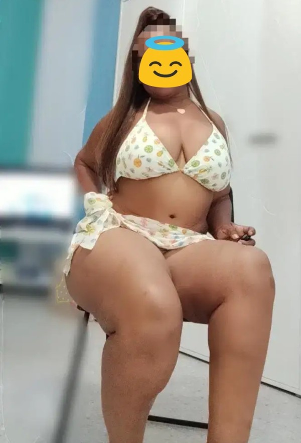 Reciente llegada cachonda caliente a una bomba de chocolate