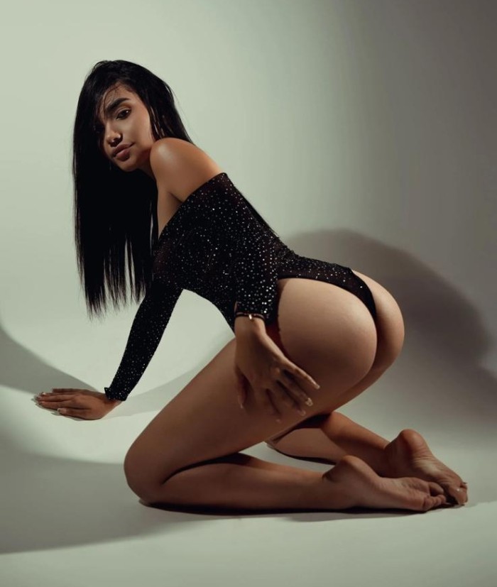 JOVENCITA TRAVIESA CON GANAS DE UNA BUENA FOLLADA
