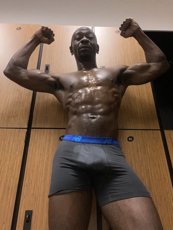 Soy eric nuevo macho  africano  pollon