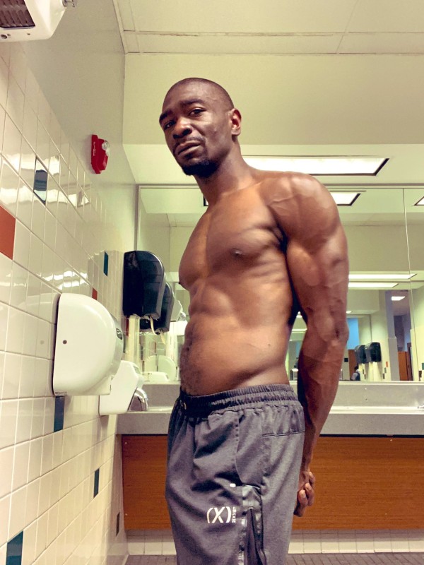 Soy eric nuevo macho  africano  pollon