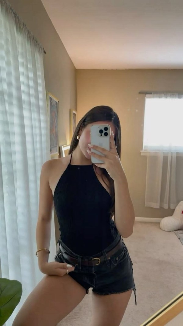 Jovencita delgadita, recién llegada a tu ciudad.