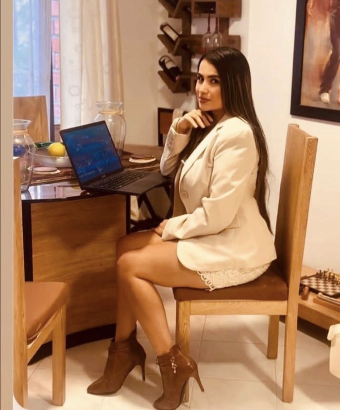 Escort vip colombiana dulce  – Plaza Urquinaona