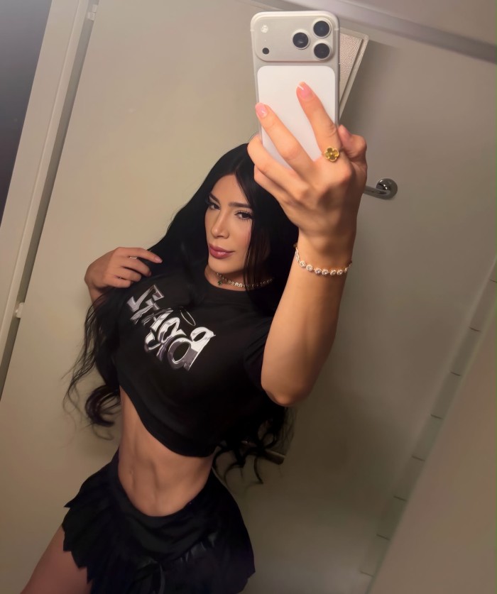 Trans muy caliente y dotada