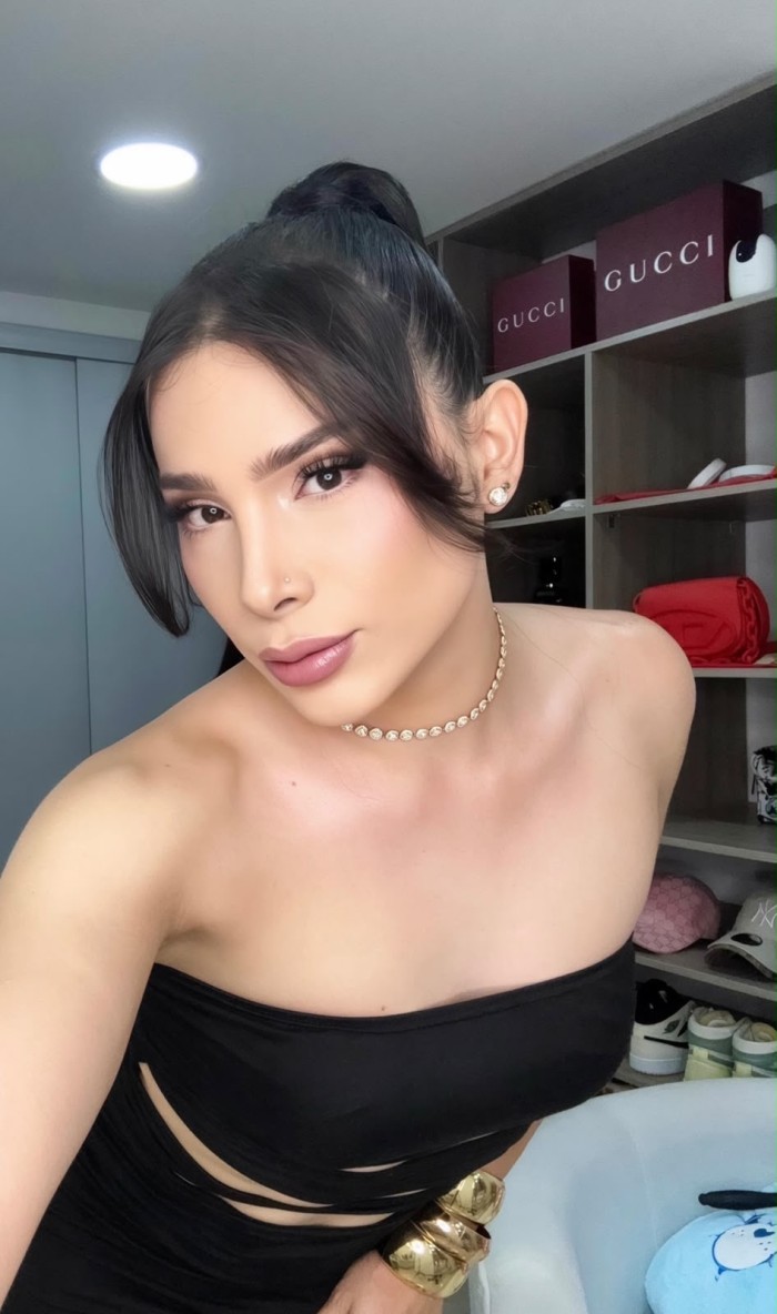 Trans muy caliente y dotada
