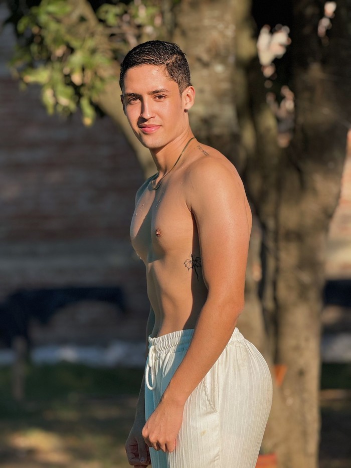 ARDIENTE Y SEDUCTOR HOMBRE CON GANAS DE PLACER